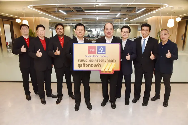 นายธนาศักดิ์ ทรัพย์หิรัญกุล (คนที่4ซ้าย) ...