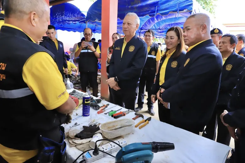 "พิพัฒน์" นำทีม ก.แรงงาน ลุยน้ำท่วมช่วยชาวบ้านต่อเนื่อง จ.เชียงราย พร้อมตั้ง 5 ศูนย์ รับซ่อมบ้าน ระบบไฟฟ้า เปลี่ยนน้ำมันเครื่องมอไซค์ ฟรี
