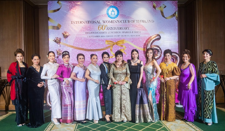 ดร.อัจฉรา วิเศษวร (ที่ 8 จากซ้าย) ประธานชมรมสตรีนาน...