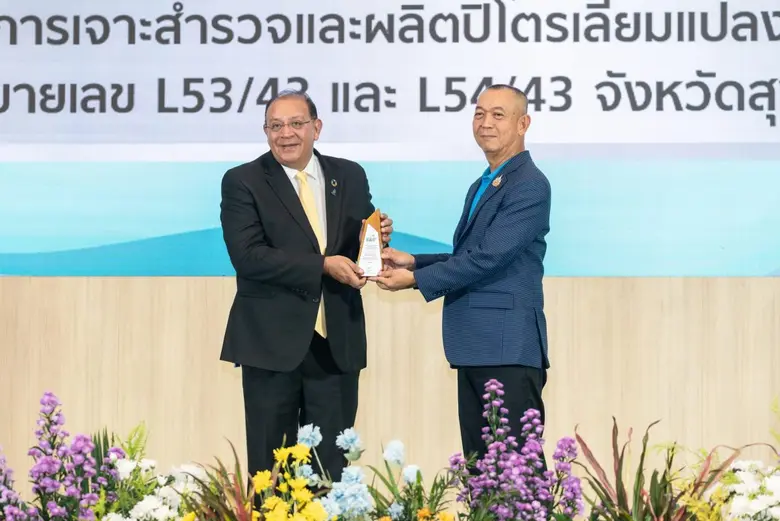Mr. Montri Rawanchaikul (left), Chief Exe...