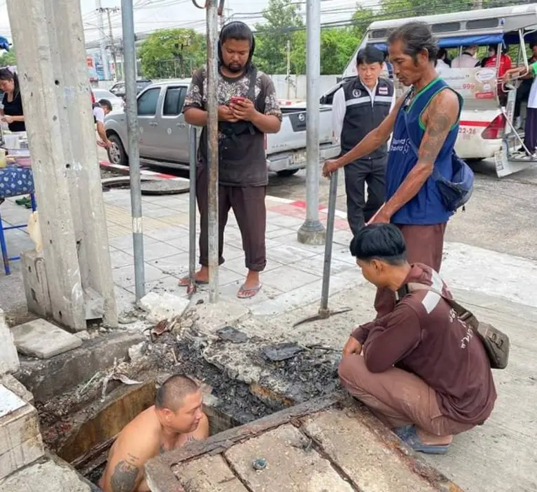 นายธราพงษ์ เพ็ชร์คง ผู้อำนวยการเขตลาดกระบ...