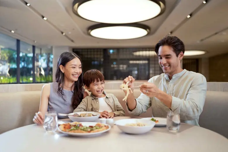 ห้องอาหารช้อนส้อม โรงแรมคอร์ทยาร์ด บาย แม...