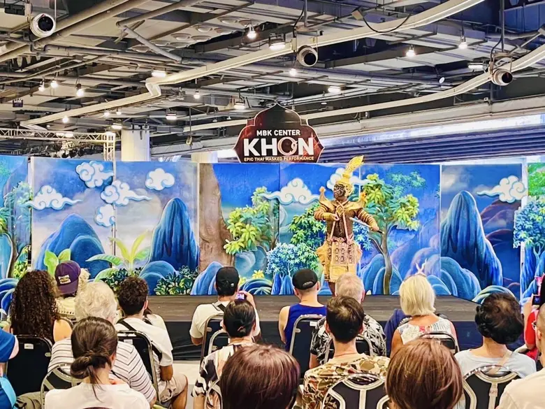 ศูนย์การค้าเอ็ม บี เค เซ็นเตอร์ เนรมิตเวทีสวยงามเปิ...