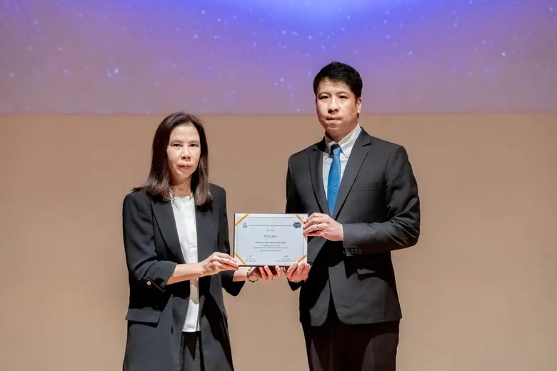 ทัศน์ชัย พัฒนโกศัย (ขวา) ผู้ช่วยรองประธาน...