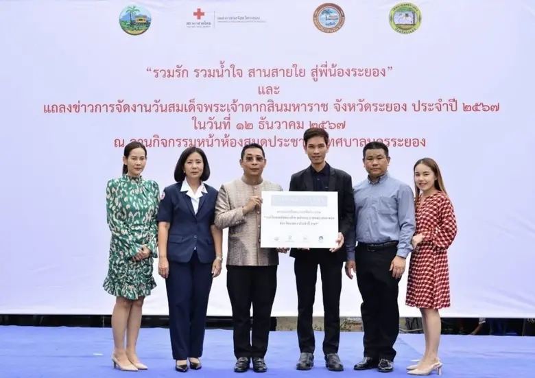 ศรชัย จำปาเรือง (คนที่ 4 จากซ้าย) ผู้จัดการโรงแรมแค...