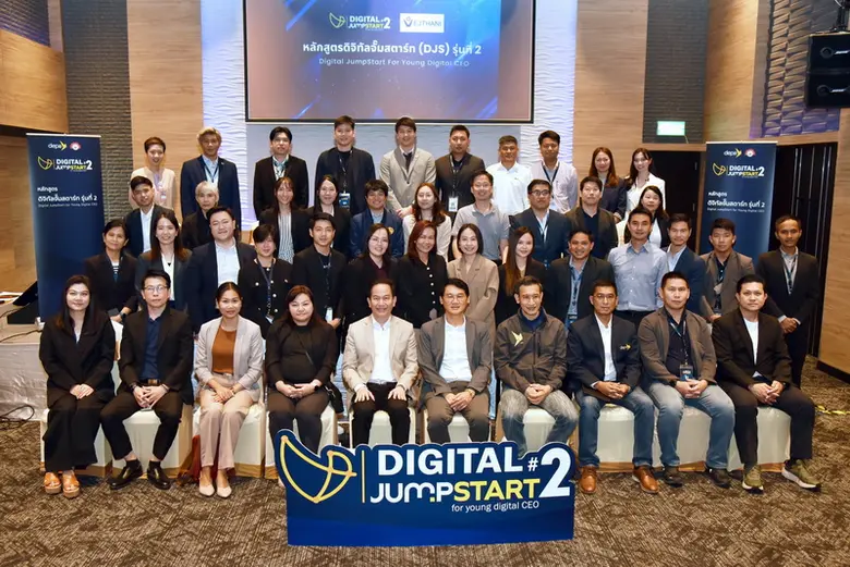 ดร.นพ.ตุลวรรธน์ พัชราภา (ที่4จากซ้าย)ผู้อ...