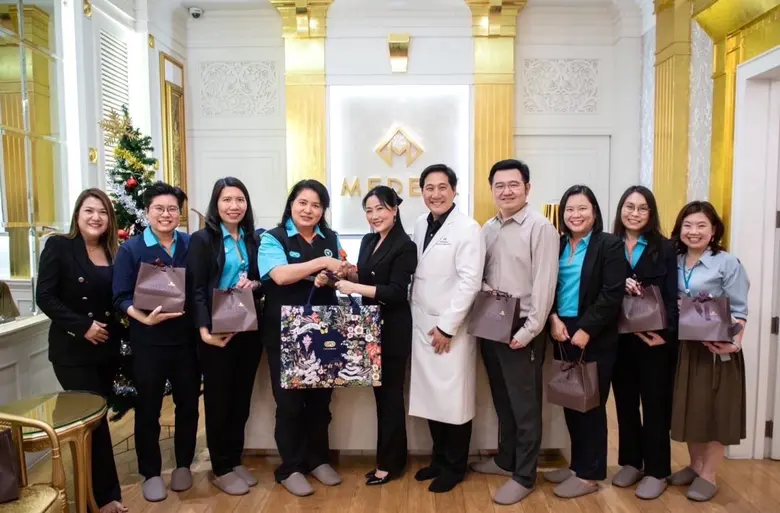 นายแพทย์วีรพล เขมะรังสรรค์ (ที่ 5 จากขวา) ประธานเจ้...