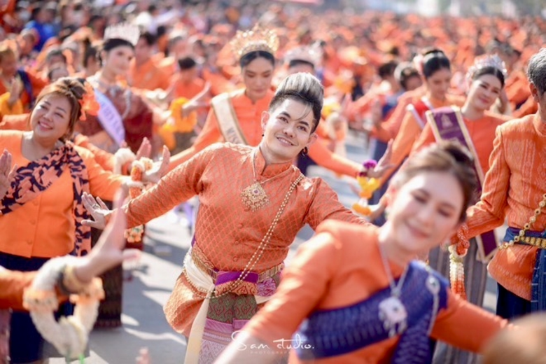 ศิลปินมากความสามารถ และโดดเด่นในเรื่องวัฒ...