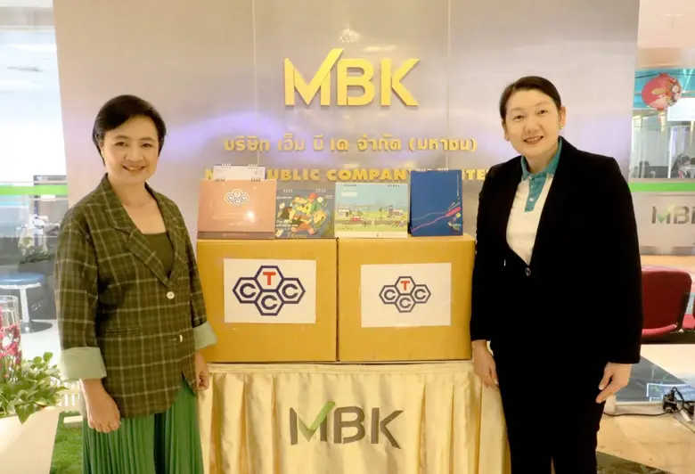 นาง พัทธ์ธีรา เรืองเนาวโรจน์ (ทางขวา) ผู้...