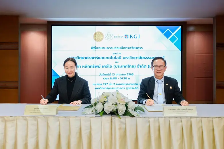 นางนันทรัตน์ สุรักขกะ (ซ้าย) รองกรรมการผู...