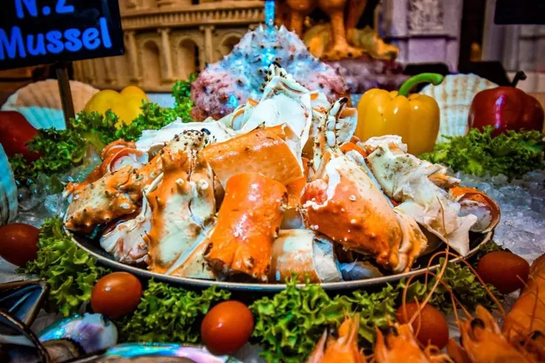 "Alaskan King Crab Night" at the Emerald Hotel