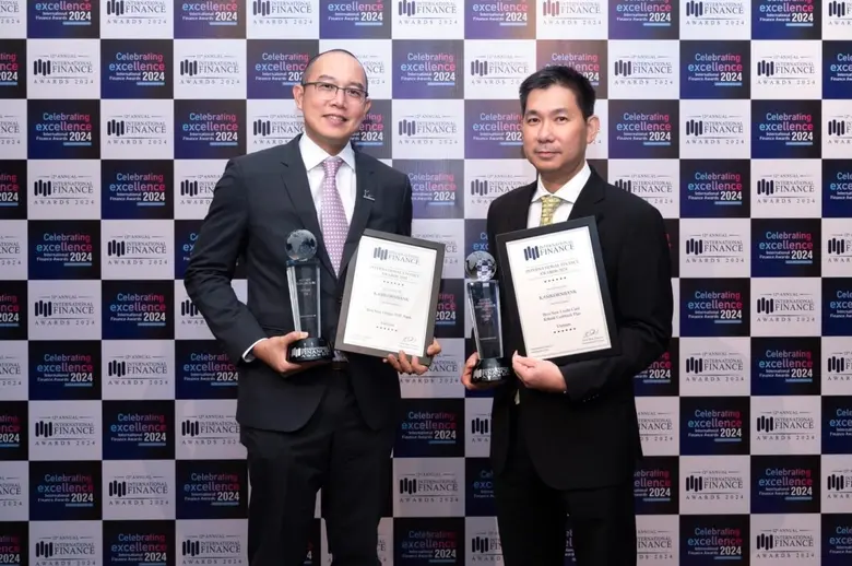 Mr. Rungruang Sukkirdkijpiboon (right), P...