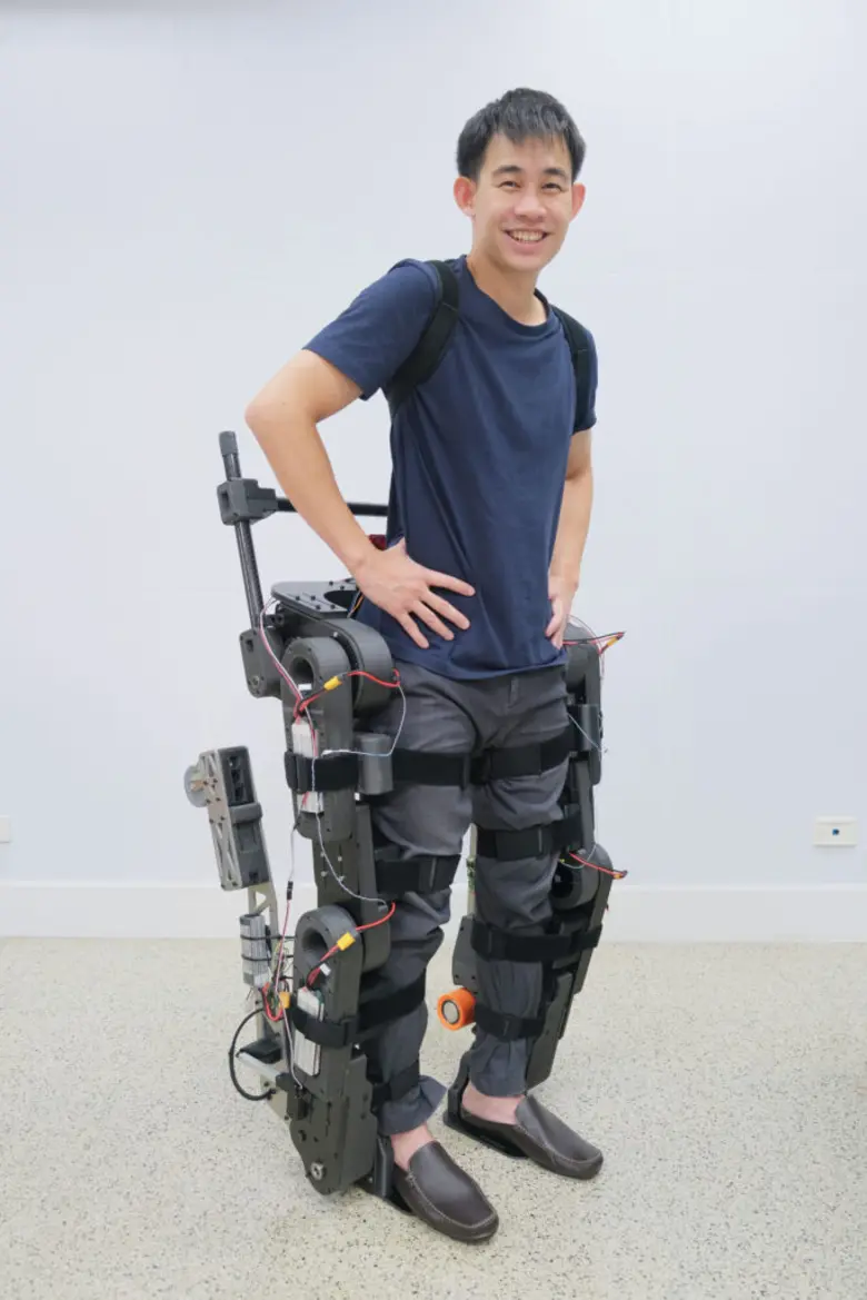 จุฬาฯ เปิดตัว "วีลแชร์เดินได้" Wheelchair Exoskeleton หุ่นยนต์สวมใส่บนร่างกายมนุษย์ นั่ง ลุกยืน และเดินได้ในตัวเดียว
