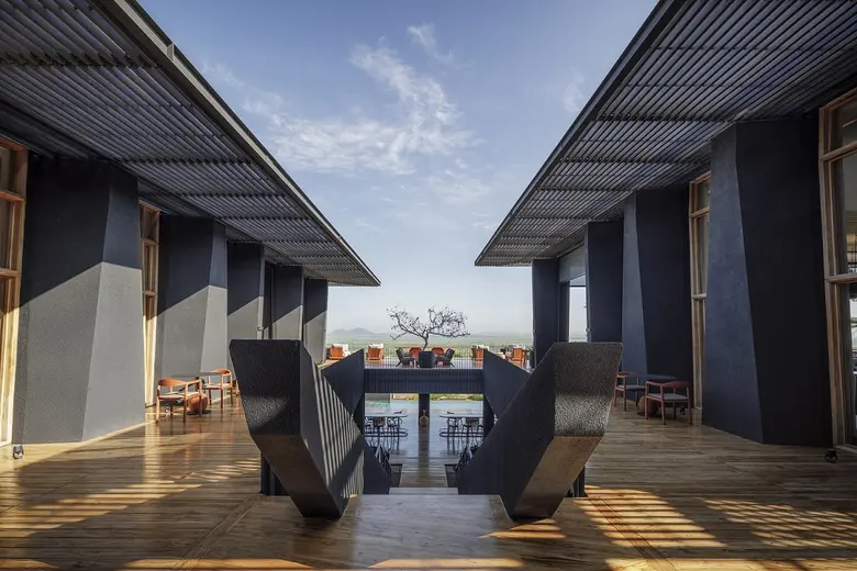 Serengeti Explorer offers a central yet p...
