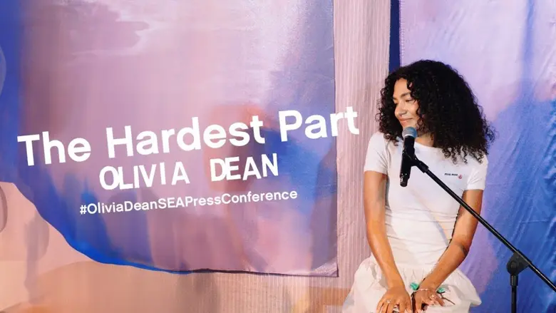 Olivia Dean ร้องสดคลิปเต็ม "Dive", "The Hardest Part" Acoustic Live ในไทย ทำทุกคนตกอยู่ในภวังค์ ในงาน SEA Press Conference in Bangkok