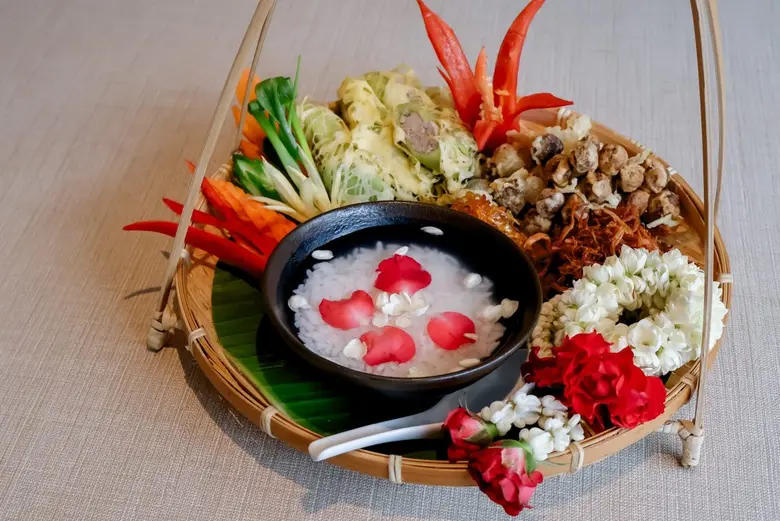 สัมผัสรสชาติอาหารไทยต้นตำรับในบุฟเฟ่ต์สงกรานต์ ห้องอาหารช้อนส้อม โรงแรมคอร์ทยาร์ด บาย แมริออท กรุงเทพฯ สุวรรณภูมิ แอร์พอร์ท