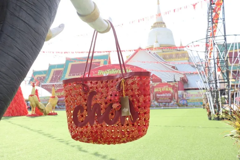 เปิดไอเดีย "กระเป๋ารักษ์โลก" สานจากหางประทัดแก้บน "ไอ้ไข่" ผลผลิตจากงานวิจัยของม.วลัยลักษณ์