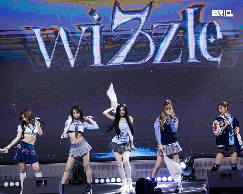 ร่ายมนต์มาครบขวบปีแล้ว สำหรับห้าแม่มดสาว ...