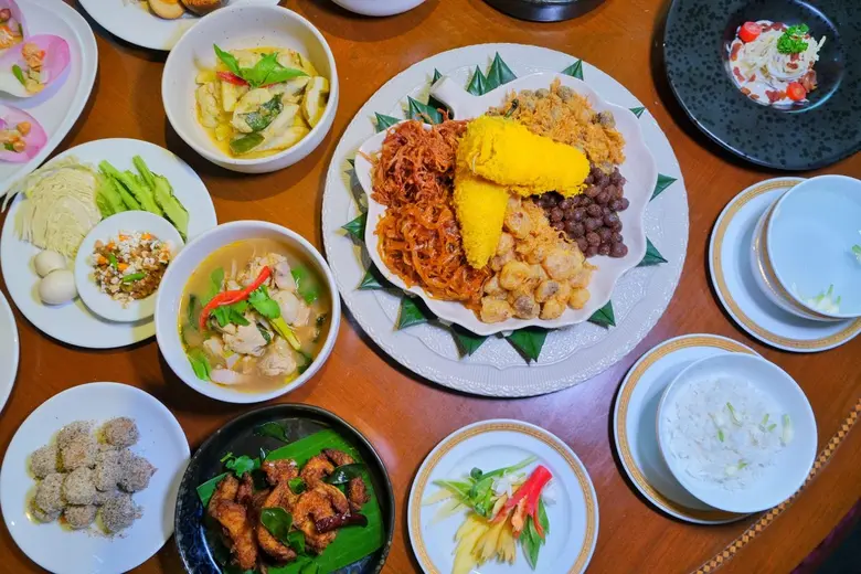 "Summer Thai Taste with Khao Chae at the Emerald Coffee Shop"