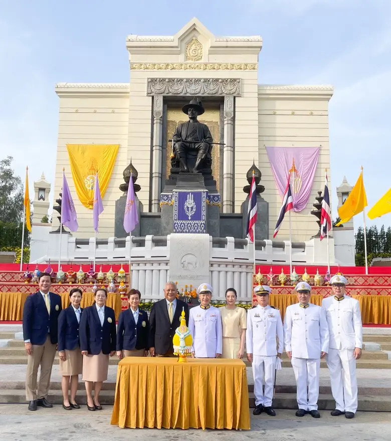 เนื่องในวันที่ระลึกมหาจักรีบรมราชวงศ์ ผู้แทนสมาคมศิ...