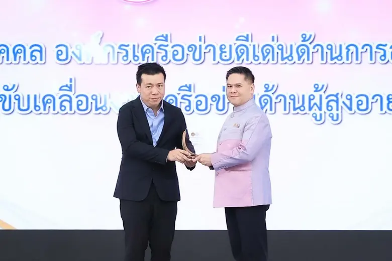 นายวราวุธ ศิลปอาชา (ขวา) รัฐมนตรีว่าการกร...