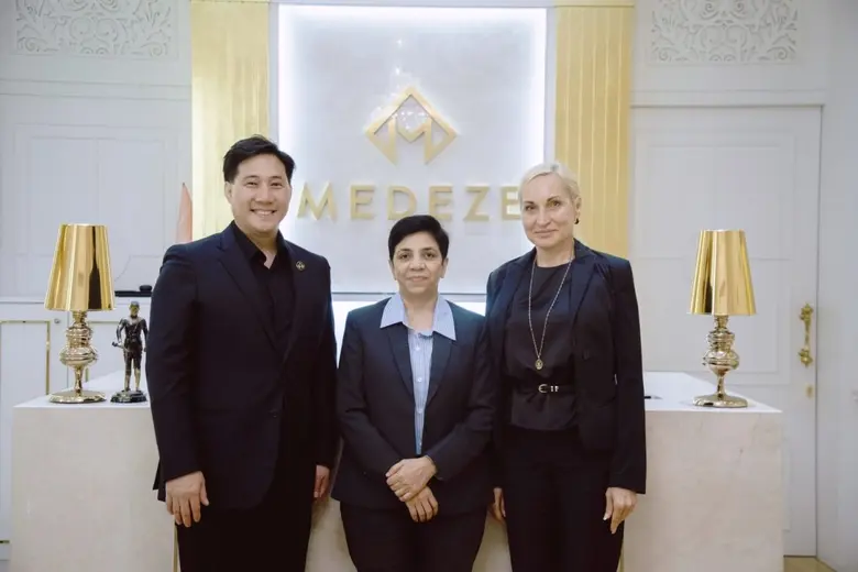 นายแพทย์วีรพล เขมะรังสรรค์ ประธานเจ้าหน้า...