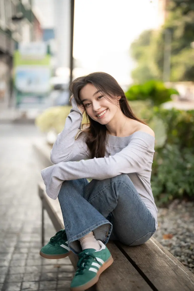 น่ารักต้องจนล็อคเธอไว้ในใจ! Moly Groves ร่ายความหวานใน "Locket" เพลงรักถึงคนที่ไม่อยากให้หายไป
