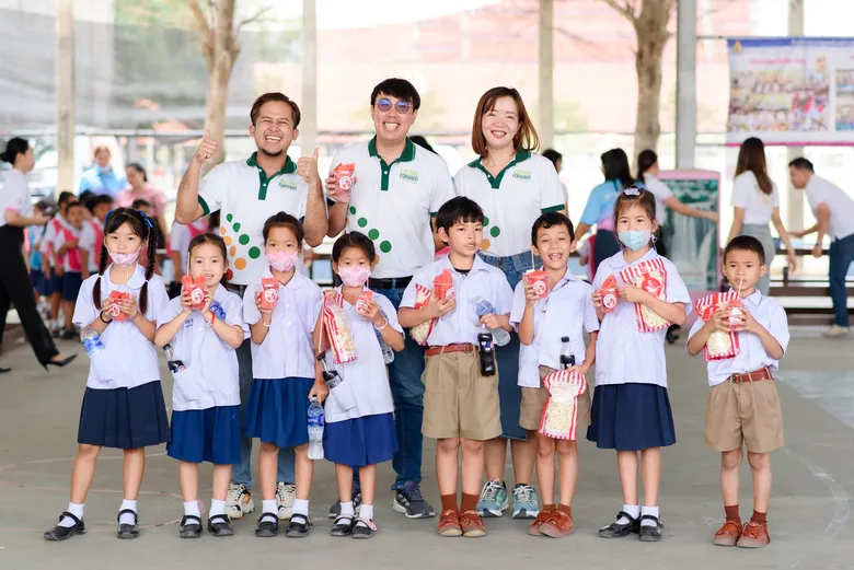 เมล็ดพันธุ์ตราศรแดง ผนึกมูลนิธิเมเจอร์แคร์ ขับเคลื่อน "โครงการปลูกผัก สร้างสุข สร้างรายได้" ที่นครปฐม