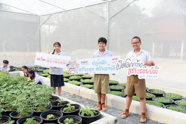 เมล็ดพันธุ์ตราศรแดง ผนึกมูลนิธิเมเจอร์แคร์ ขับเคลื่อน "โครงการปลูกผัก สร้างสุข สร้างรายได้" ที่นครปฐม