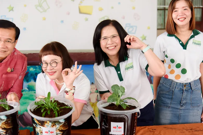 เมล็ดพันธุ์ตราศรแดง ผนึกมูลนิธิเมเจอร์แคร์ ขับเคลื่อน "โครงการปลูกผัก สร้างสุข สร้างรายได้" ที่นครปฐม