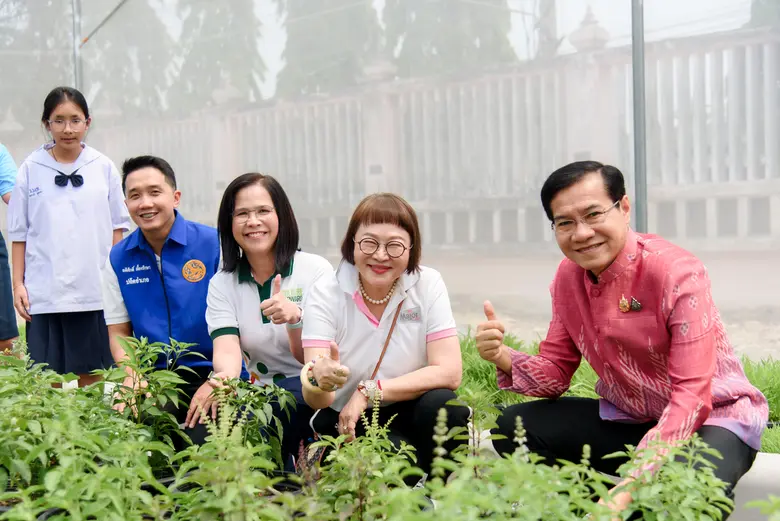 เมล็ดพันธุ์ตราศรแดง ผนึกมูลนิธิเมเจอร์แคร์ ขับเคลื่อน "โครงการปลูกผัก สร้างสุข สร้างรายได้" ที่นครปฐม