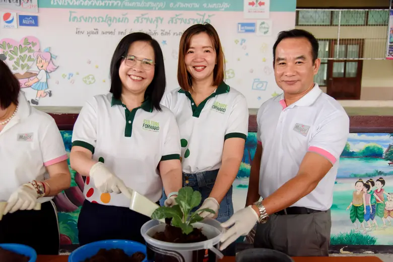 เมล็ดพันธุ์ตราศรแดง ผนึกมูลนิธิเมเจอร์แคร์ ขับเคลื่อน "โครงการปลูกผัก สร้างสุข สร้างรายได้" ที่นครปฐม