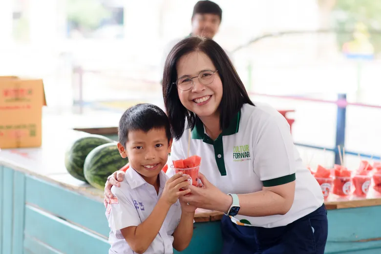 เมล็ดพันธุ์ตราศรแดง ผนึกมูลนิธิเมเจอร์แคร์ ขับเคลื่อน "โครงการปลูกผัก สร้างสุข สร้างรายได้" ที่นครปฐม
