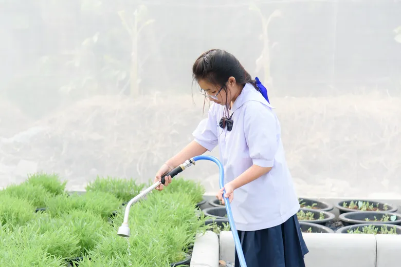 เมล็ดพันธุ์ตราศรแดง ผนึกมูลนิธิเมเจอร์แคร์ ขับเคลื่อน "โครงการปลูกผัก สร้างสุข สร้างรายได้" ที่นครปฐม