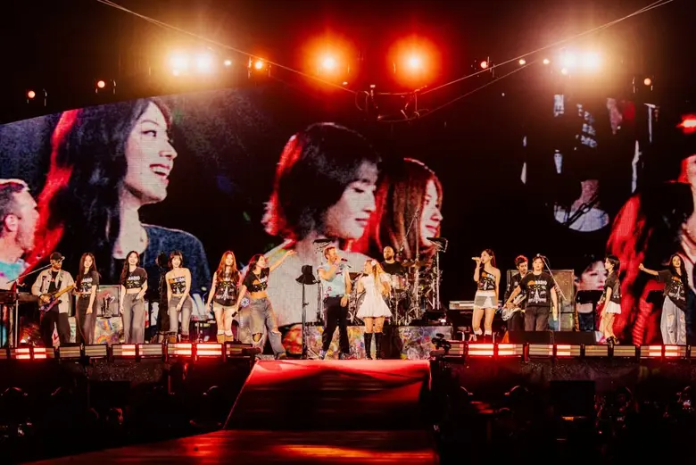 หลังจากที่ปล่อยอัลบั้ม Moon Music มาให้แฟ...