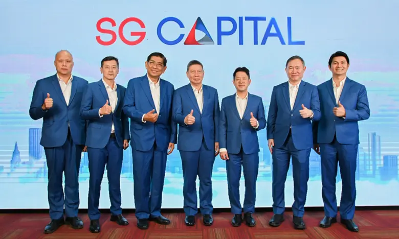 นายพิพิธ พิชัยศรทัต (กลาง) ประธานกรรมการ ...