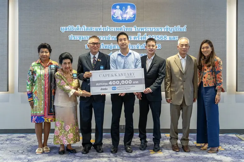 ธีระพงศ์ ปังศรีวงศ์ (คนที่ 6 จากซ้าย) เจ้าของธุรกิจ...