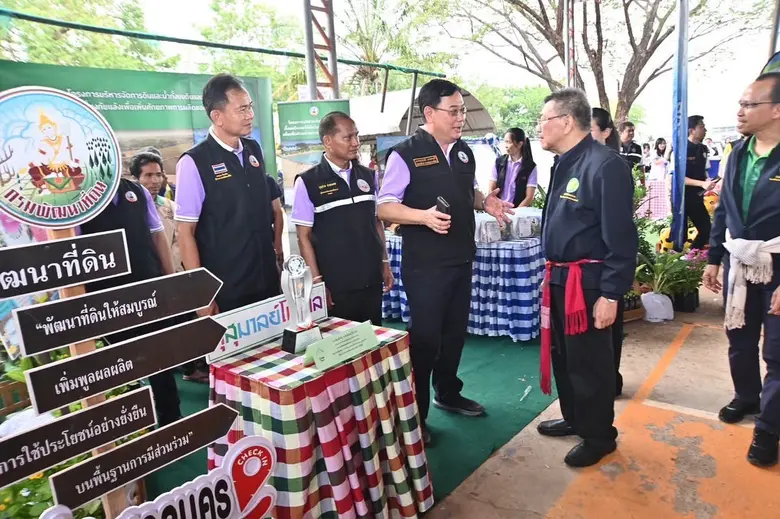 รอง พด. สุรชาติ ร่วมคณะรมช.เกษตรฯ ลงพื้นที่ จ.สกลนคร มอบนโยบาย พบปะเกษตรกร และรับฟังปัญหาด้านการเกษตรในพื้นที่ พร้อมมอบปัจจัยการผลิตด้านการเกษตร