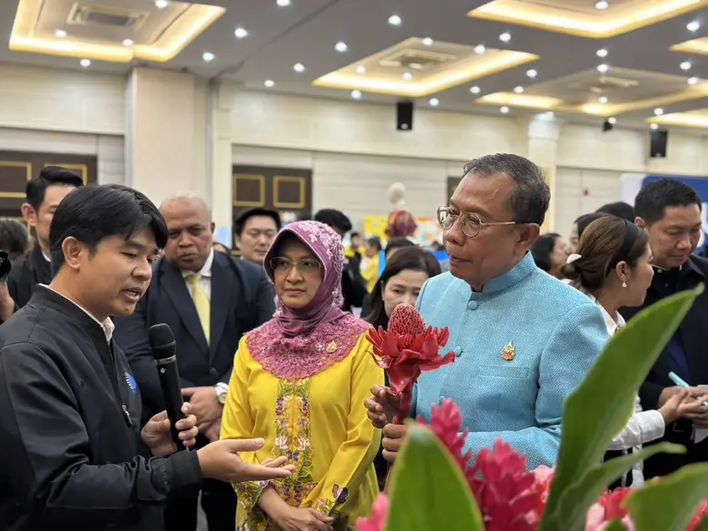 นายศุภชัย ใจสมุทร ผู้ช่วยรัฐมนตรีประจำกระทรวงการอุด...