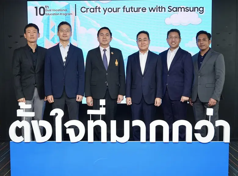 บรรยายบุคคลในภาพจากซ้าย-ขวา นายจอง ซุง ปาร์ค ที่ปรึ...
