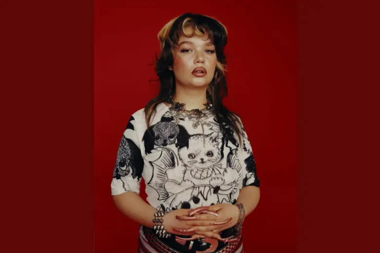 Lola Young คัมแบ็คกับเพลงใหม่สุดเท่ "One Thing" สานต่อความสำเร็จจาก "Messy" ขึ้นแท่นป็อปสตาร์คนใหม่ของวงการ