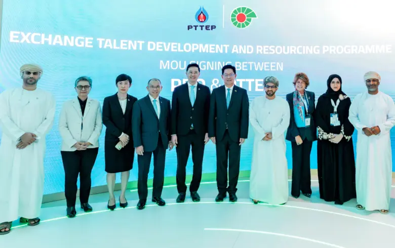 Mr. Piya Sukhumpanumet (5th from right), ...