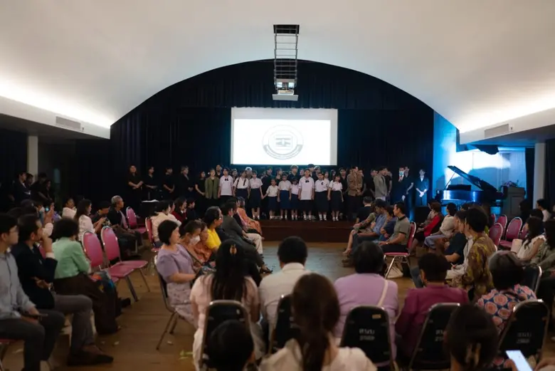 บนเวทีที่แสงไฟกำลังจะดับลง เสียงหัวเราะ เ...