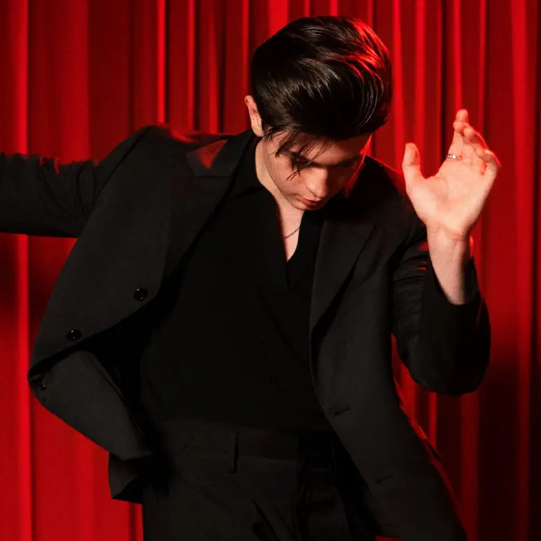 Elliot James Reay คัมแบ็กกับ "Who Knew Dancing Was A Sin" เพลงจังหวะสนุกชวนแดนซ์ สานต่อกระแสเรโทรฟีเวอร์ในลุคเท่กว่าเดิม