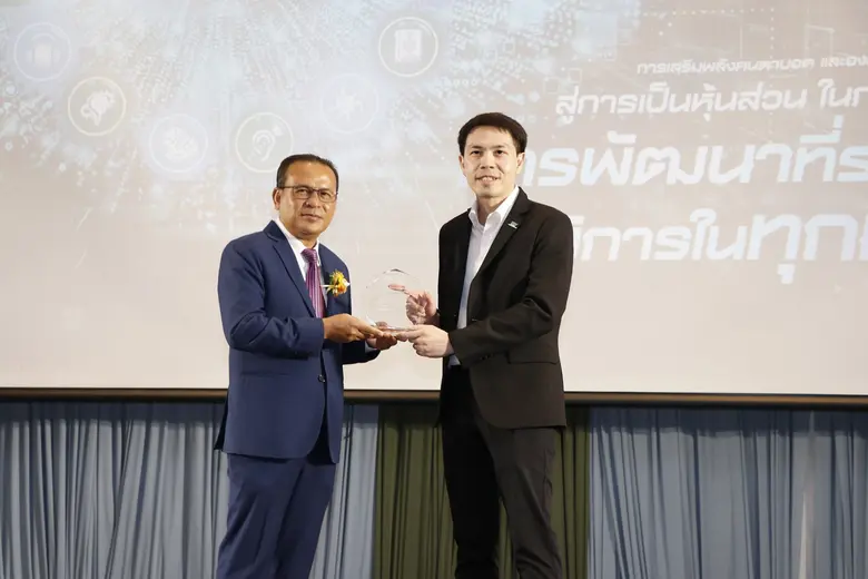 วุฒิชัย เจริญพงษ์สุข (ขวา) ผู้อำนวยการสาย...