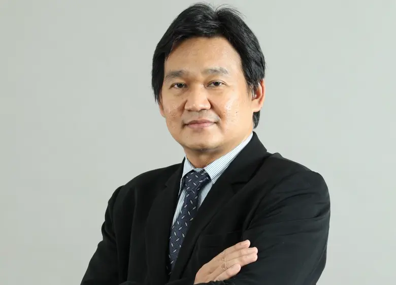 นายเอกราช ตรีลพ ผู้อำนวยการสำนักวิจัยเศรษ...