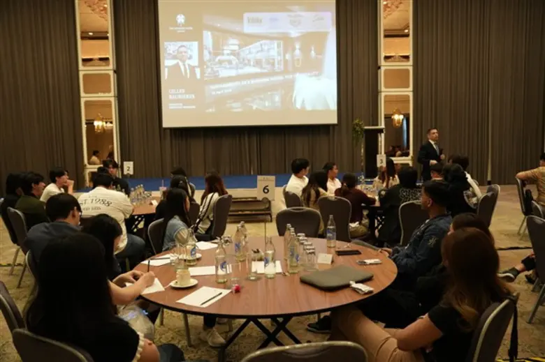 นักศึกษาวิทยาลัยดุสิตธานีสำรวจการบริการแบบยั่งยืนที่โรงแรมดิแอทธินี กรุงเทพฯ