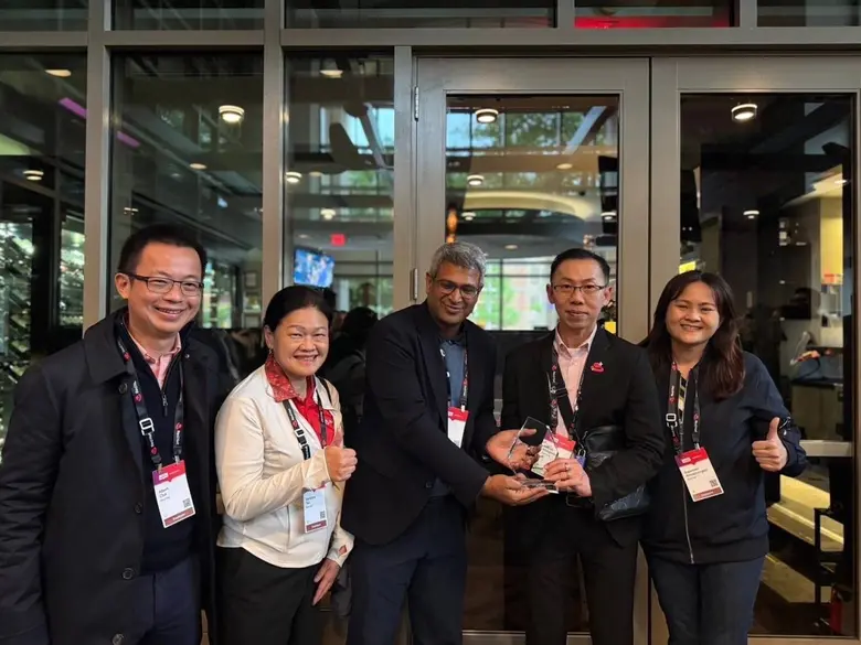 ยิบอินซอย คว้ารางวัลจาก Red Hat Summit 2025 ที่บอสตัน