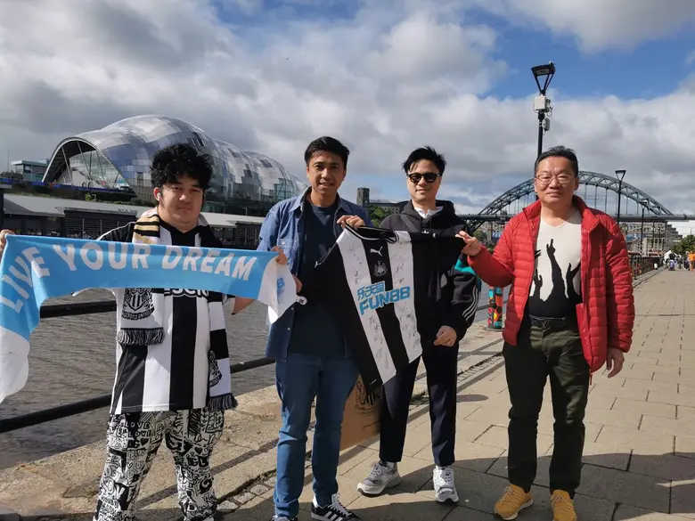 แฟน "สาลิกาดง" จากไทย บินลัดฟ้าเที่ยวอังกฤษ เตะบอลที่สนาม "นิวคาสเซิล"
