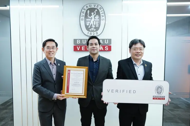 นายภารวีย์ ศรีวิริยาภรณ์ (กลาง) ผู้อำนวยการสายบัญชี...